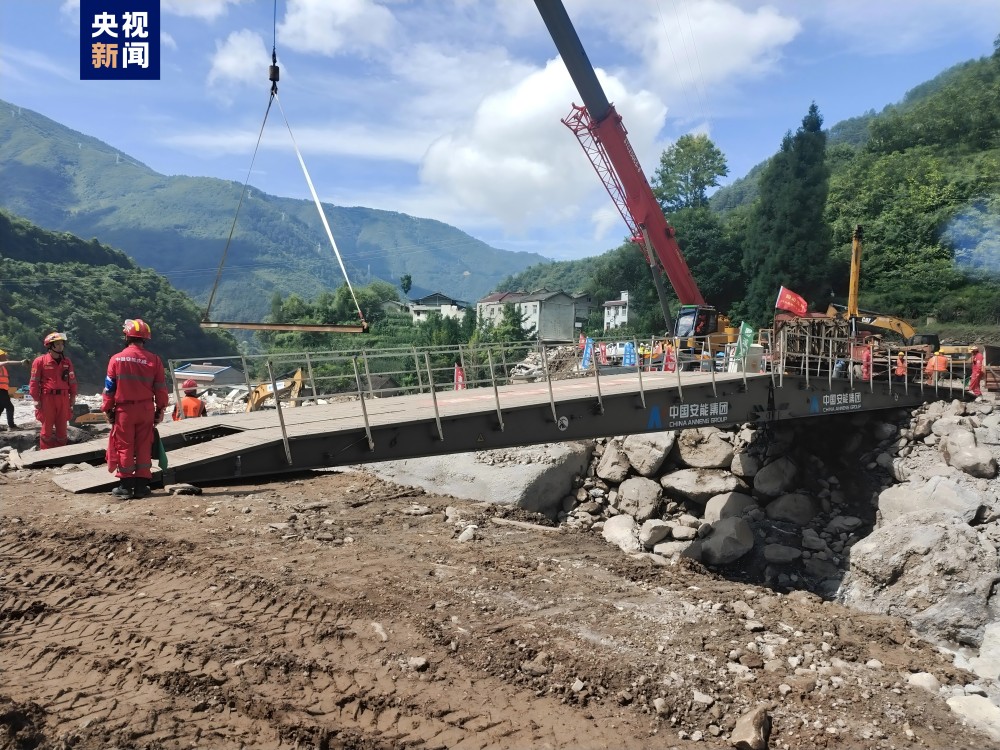 J9九游会：重型机械可通达四川汉源皇木镇通往灾区道路抢通(图2)