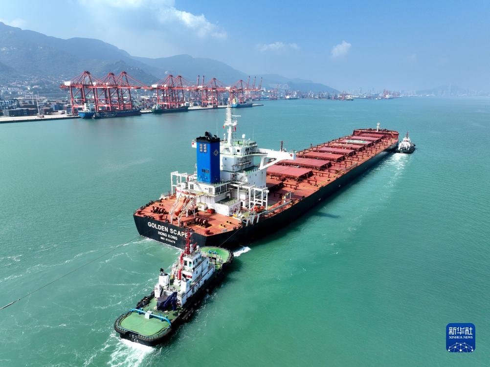 新华全媒+丨前8个月我国货物贸易进出口同比基本持平(图2)