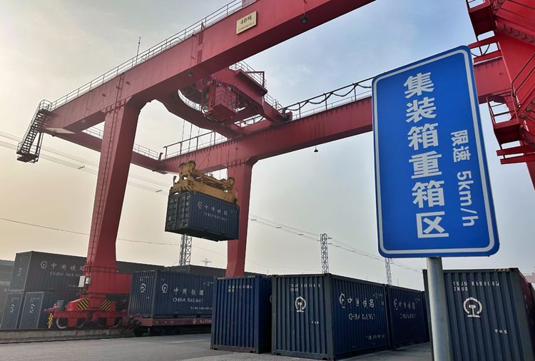 集装箱运输进京砂石骨料“零损耗”公铁联运助力减排增效(图2)