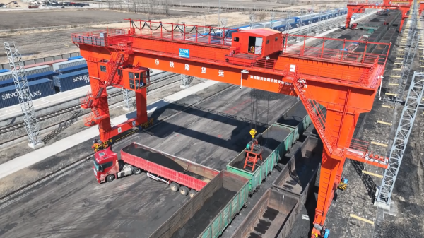 同江铁路口岸进出口运量年内首次突破500万吨(图2)