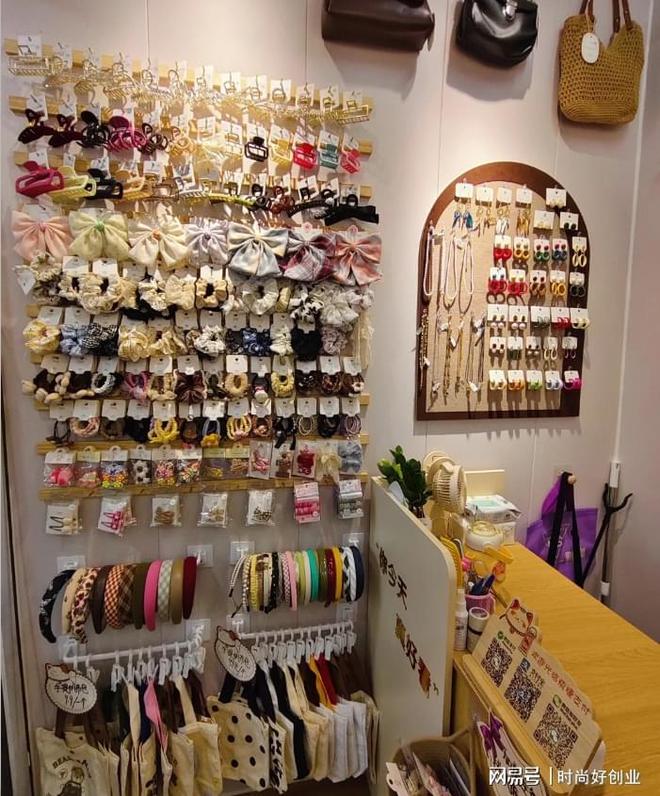 九游会J9:义乌市豪肥贸易公司成都分公司十元店向外界展示消费观念和品位(图3)