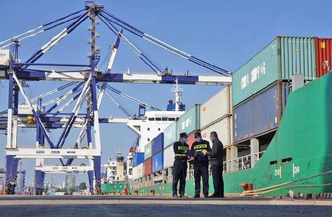 J9九游会：中国近三年外贸进出口额：22年42万亿23年41万亿24年是多少(图3)