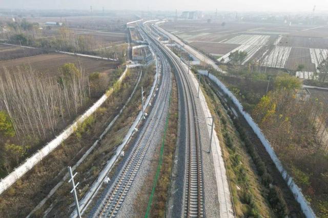 九游会J9：全速进发！京港高铁雄商段山东境内正线铺轨贯通(图3)