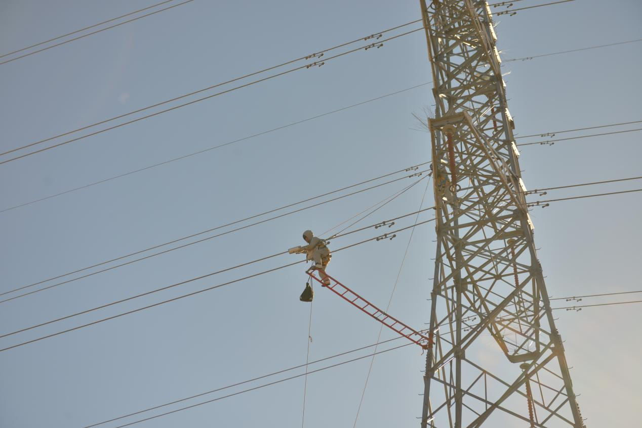 J9九游会：国网临汾供电：做好迎峰度冬运维保障守护群众温暖过冬(图3)