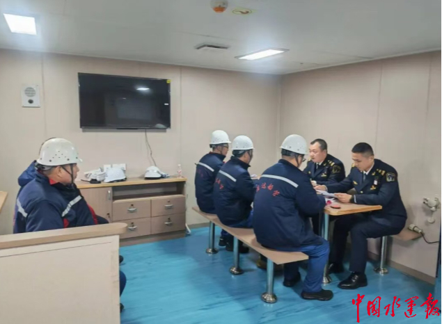 烟台海事局保障国内首艘近海航区新能源散货船安全首航(图2)